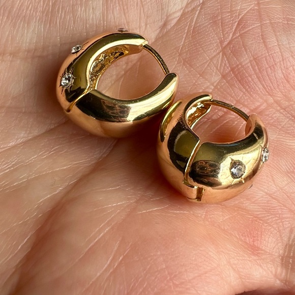 Elegant small hoop earrings with sparking stars - Picture 10 of 10